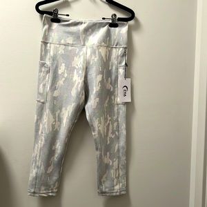 ZYIA  Women’s Silver Camo Metallic Light N Tight Cropped Legging Size 8-10